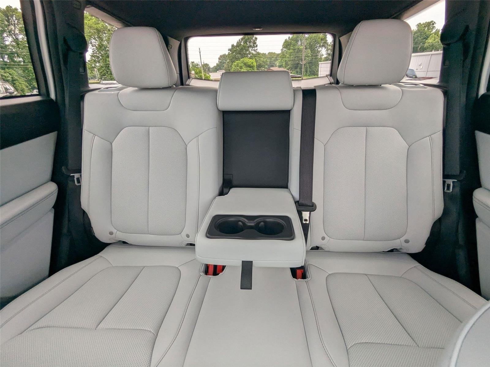 New 2026 Bright White Clear-Coat Exterior Paint Jeep Limited image 20