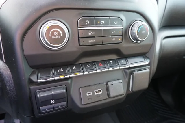 Used 2024  Chevrolet Custom image 28