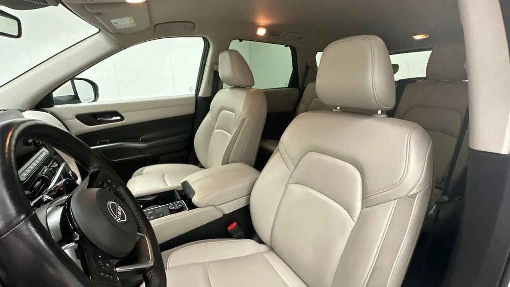 Used 2023 White Nissan SL image 9