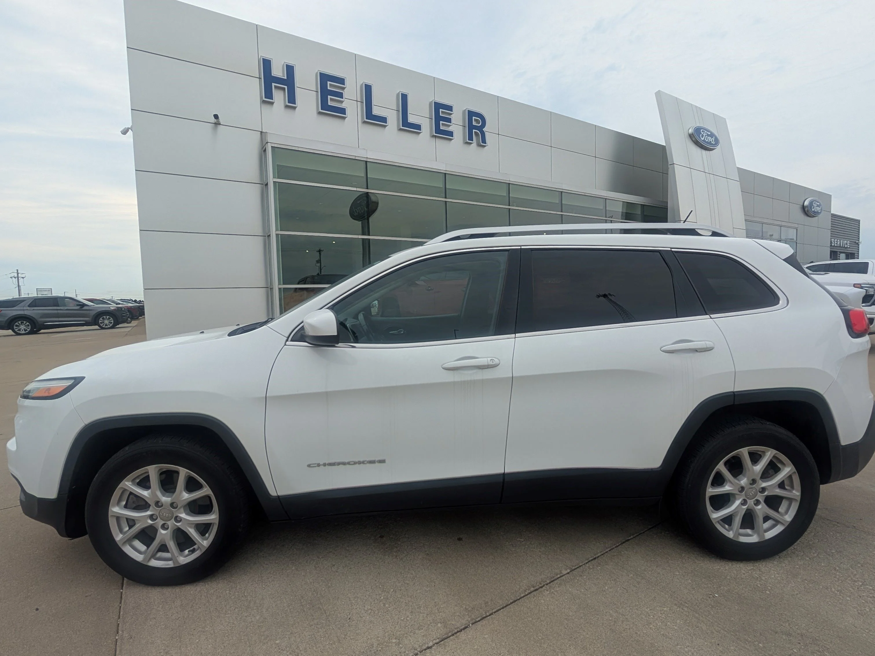 Used 2015 Bright White Clearcoat Jeep Latitude image 3
