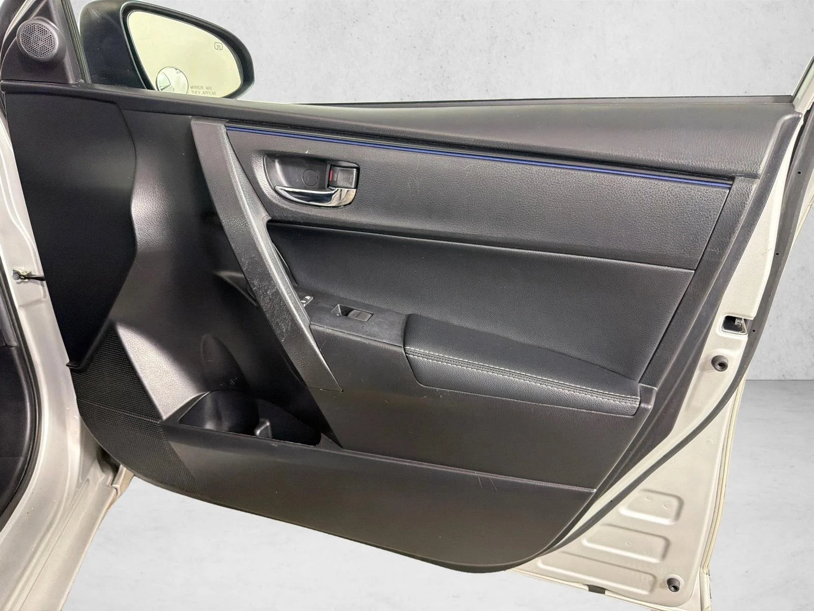 Used 2019 Classic Silver Metallic Toyota SE image 14