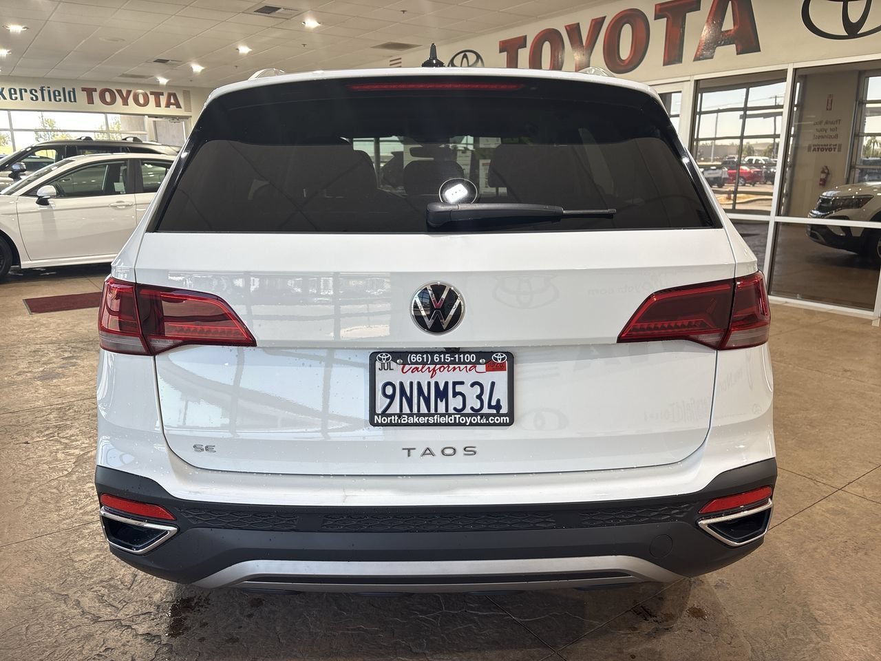 Used 2024 Pure White Volkswagen SE image 9