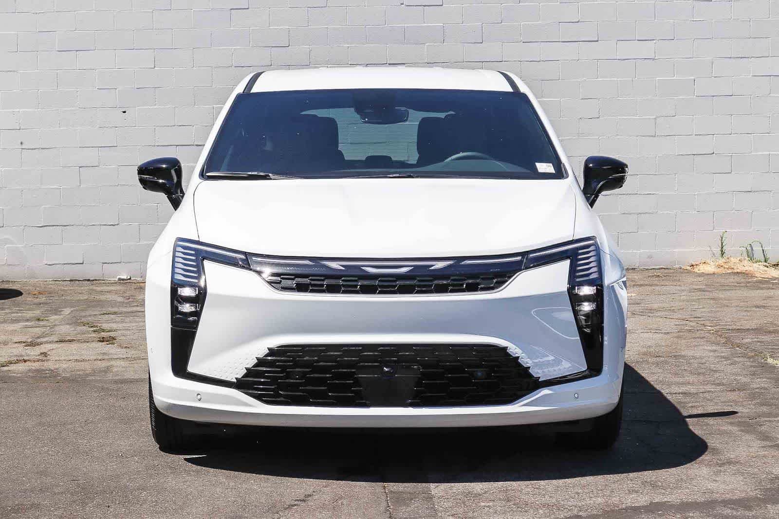 New 2027 Bright White Clear-Coat Exterior Paint Chrysler Select image 2