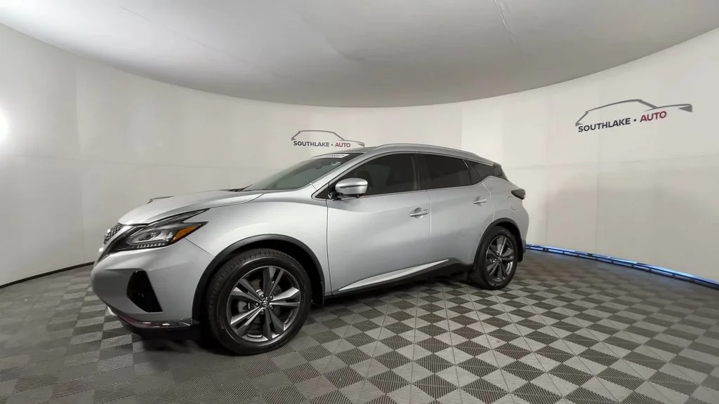 Used 2019 Silver Nissan Platinum image 4