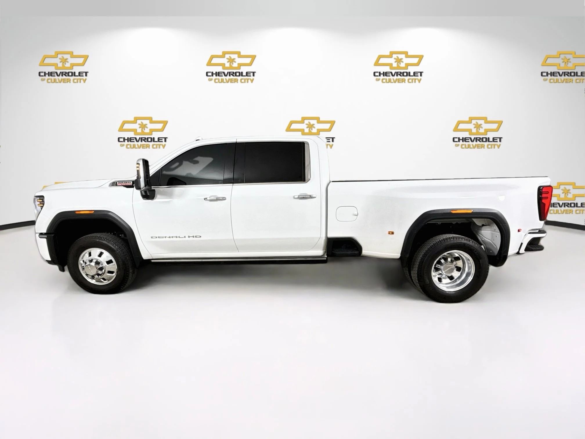 Used 2024 Summit White GMC Denali DRW image 5