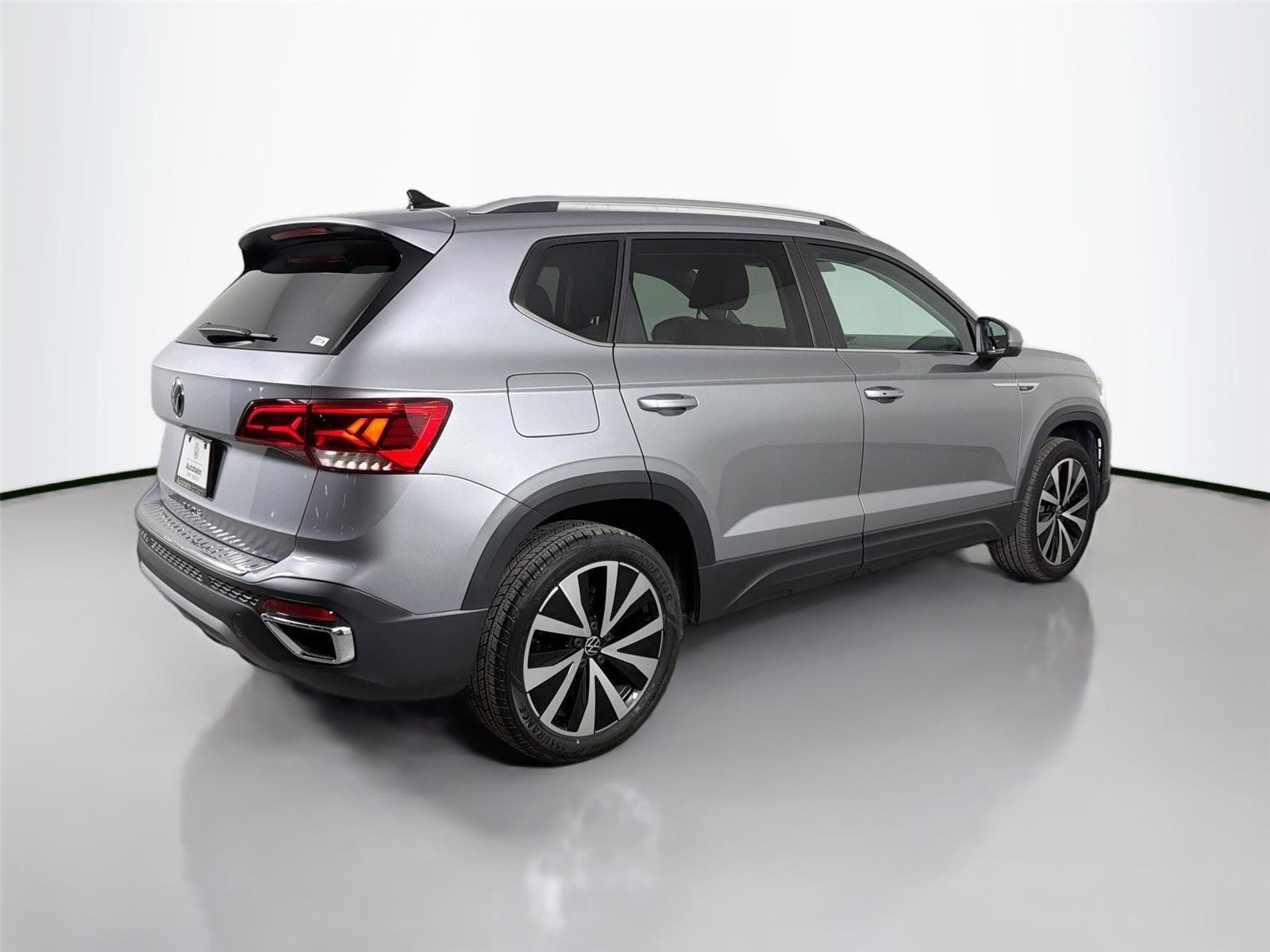Used 2023 Pyrite Silver Metallic Volkswagen SE image 6