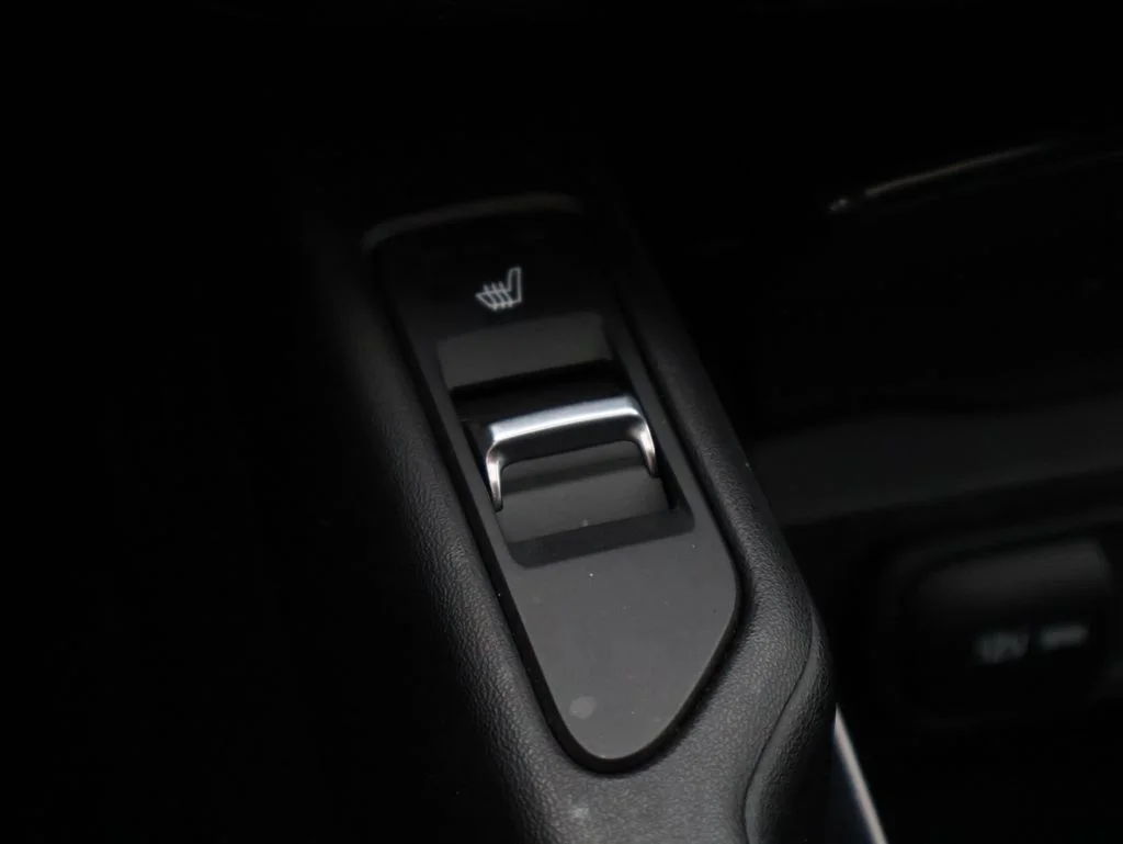 Used 2025 White Kia S image 38