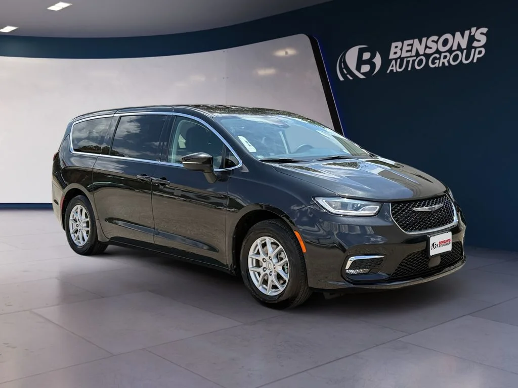 Used 2023 Black Chrysler Touring L image 7