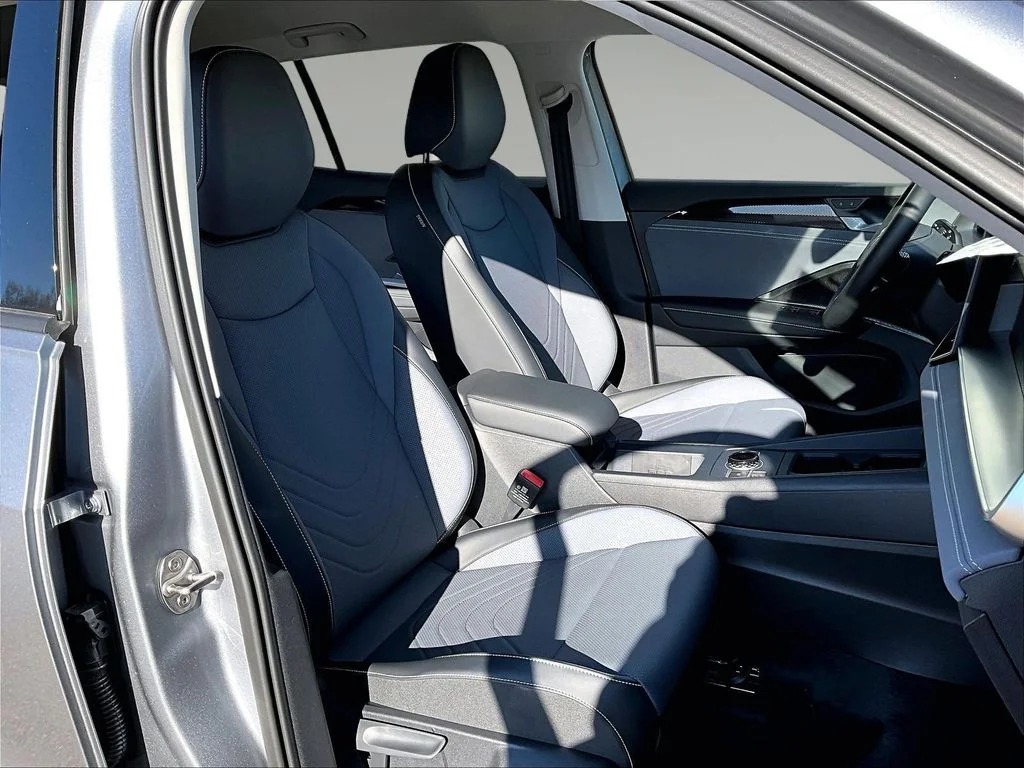 New 2026 Silver Volkswagen 2.0T SE image 11