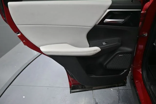 Used 2025  Mitsubishi SE image 19