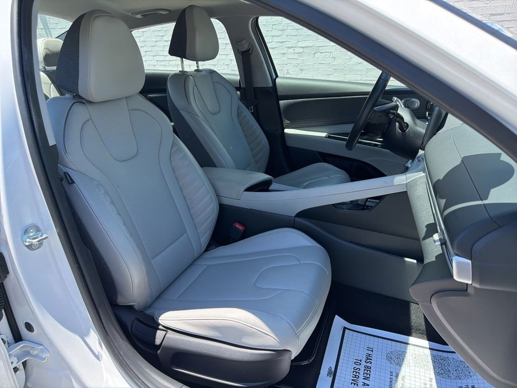 2025 Hyundai Elantra Limited - Photo 13