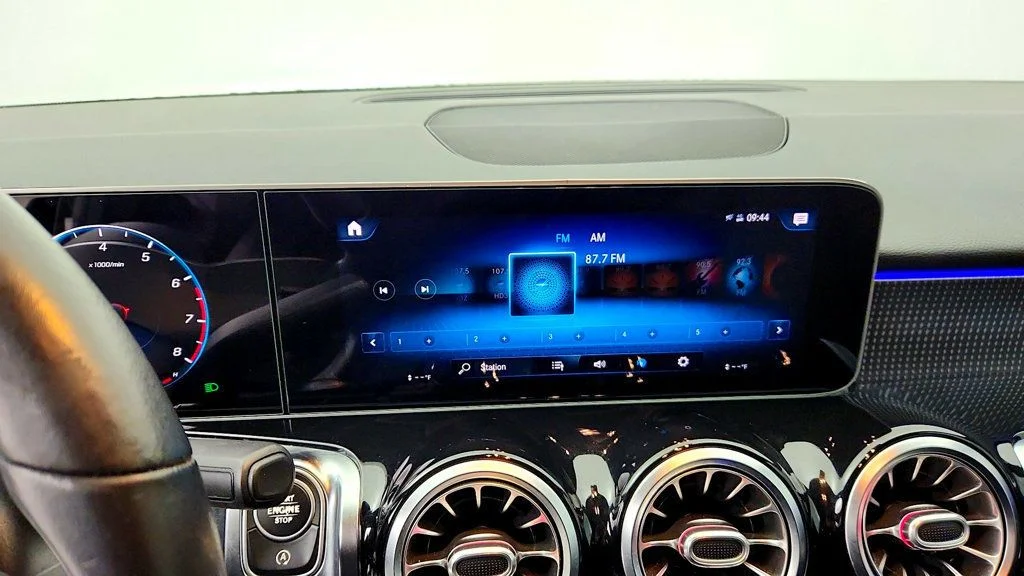 Used 2020 Night Black Mercedes-Benz GLB 250 4MATIC® SUV w/ Premium Pkg, Surround View & Panorama Roof image 19