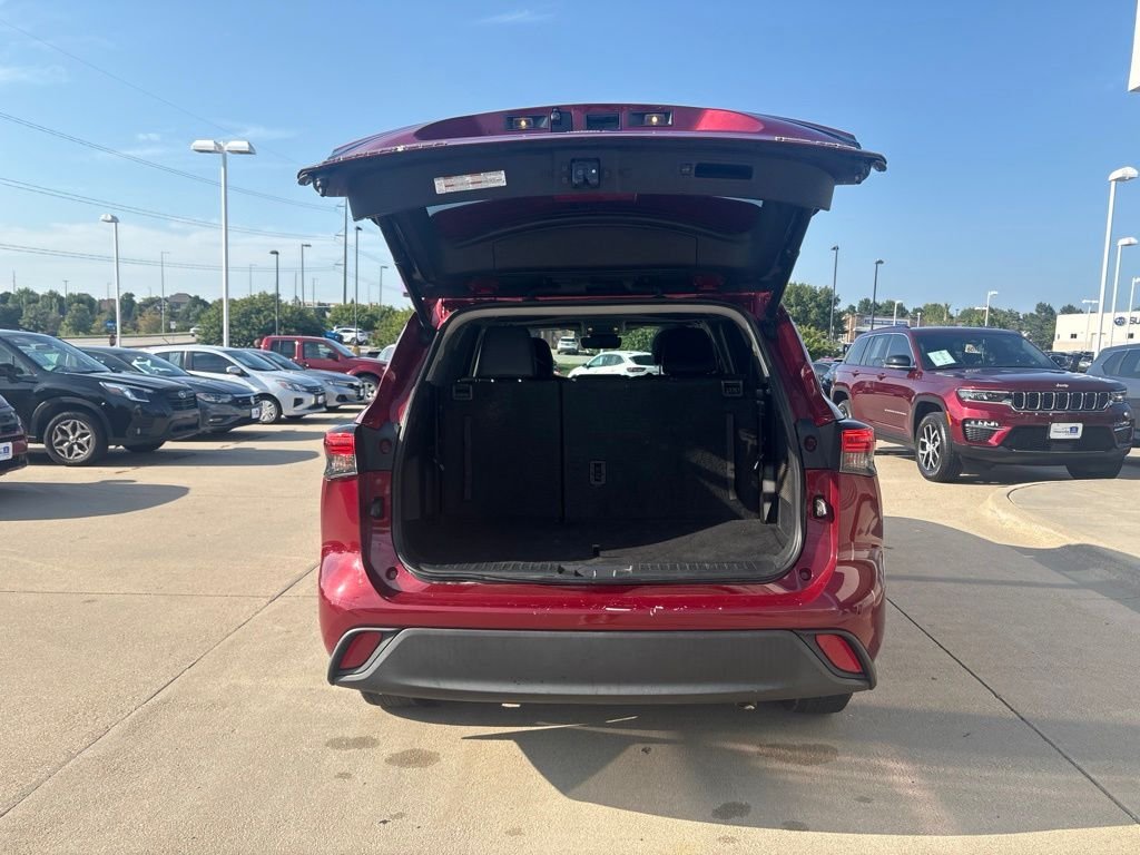 Used 2020 Pearl Toyota XLE image 35