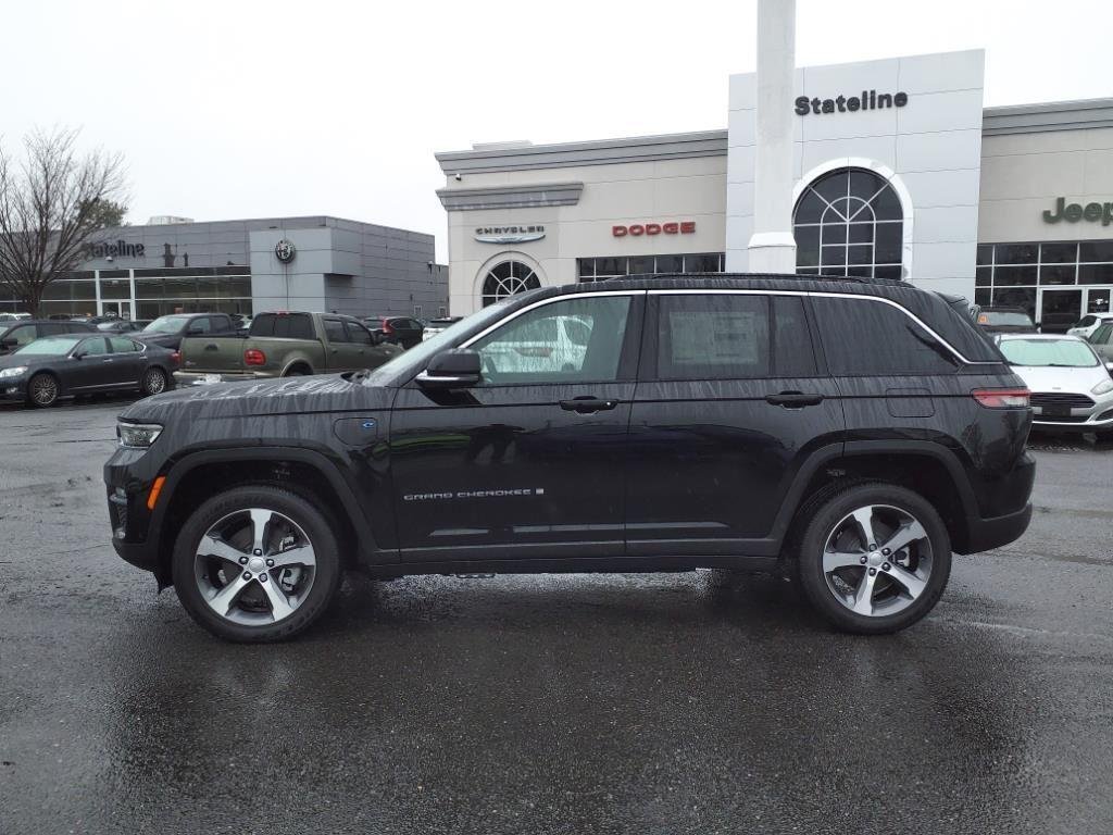New 2024 Diamond Black Crystal Pearlcoat Jeep  image 16