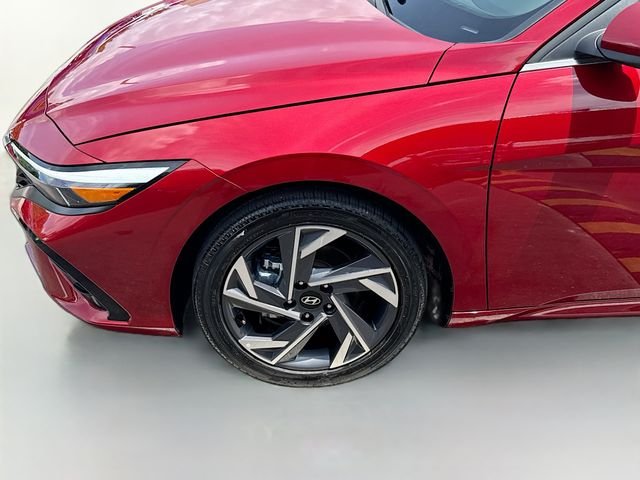 Used 2025 Red Hyundai SEL Convenience image 29