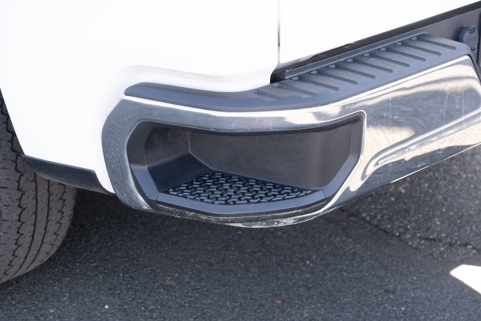 Used 2024 Summit White Chevrolet LT image 25