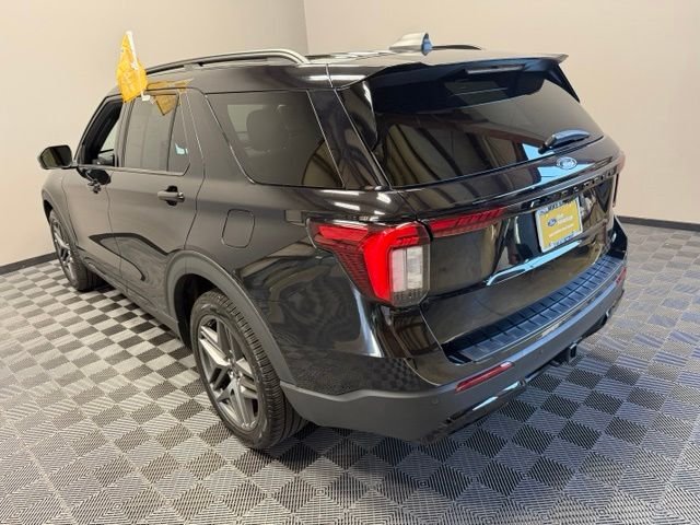 Certified Used 2025 Agate Black Metallic Ford ST-Line image 9
