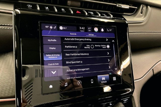 Used 2025 Diamond Black Crystal Pearlcoat Jeep Altitude X image 35