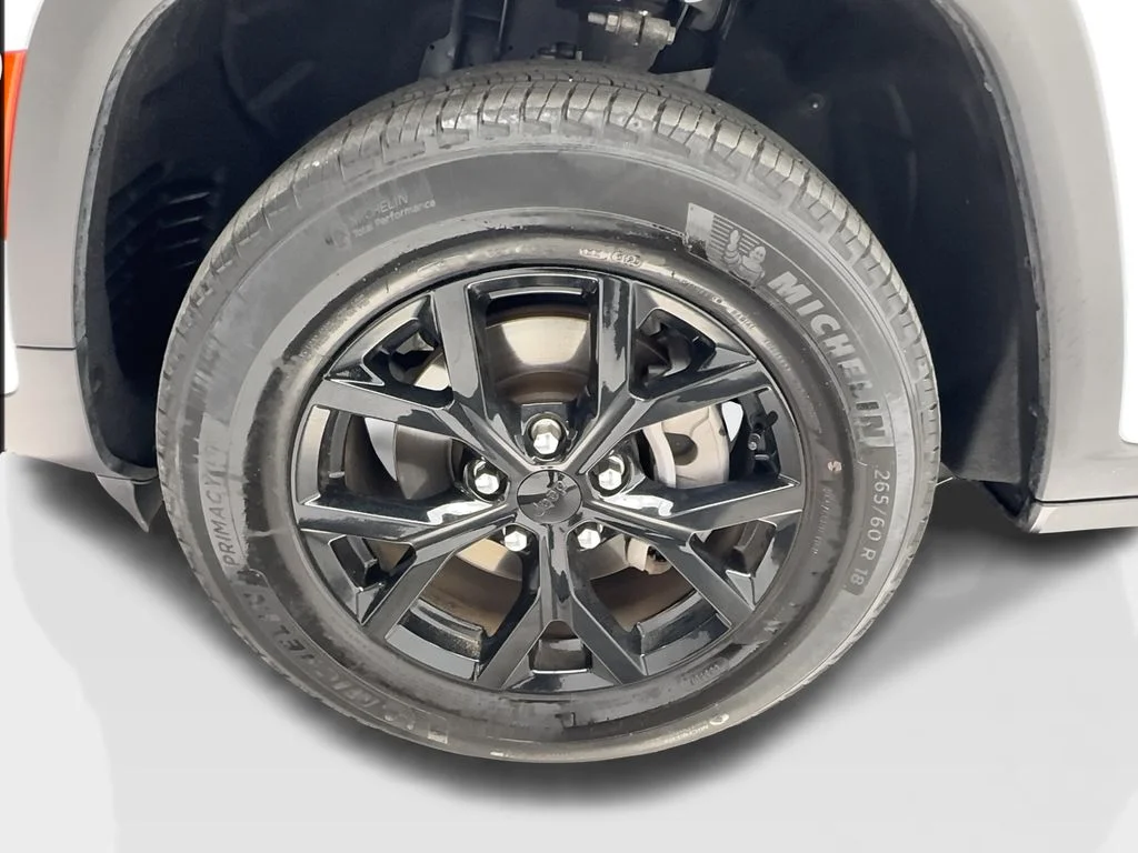 Used 2024 White/off-white Jeep Altitude image 12