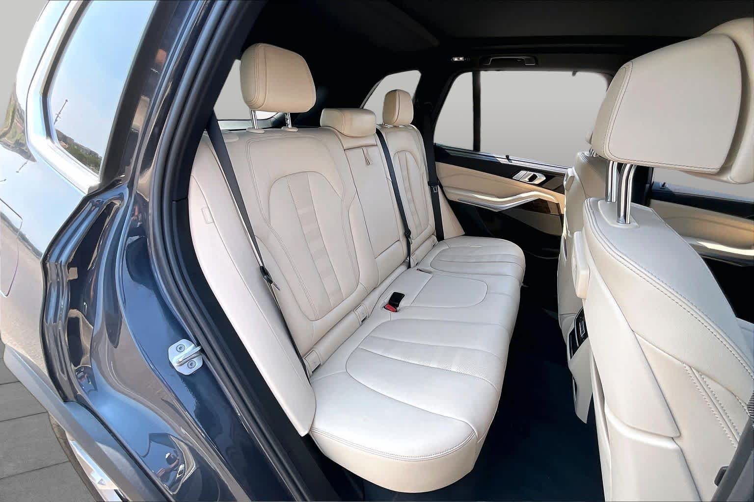 Used 2021 Arctic Gray Metallic BMW xDrive40i image 19