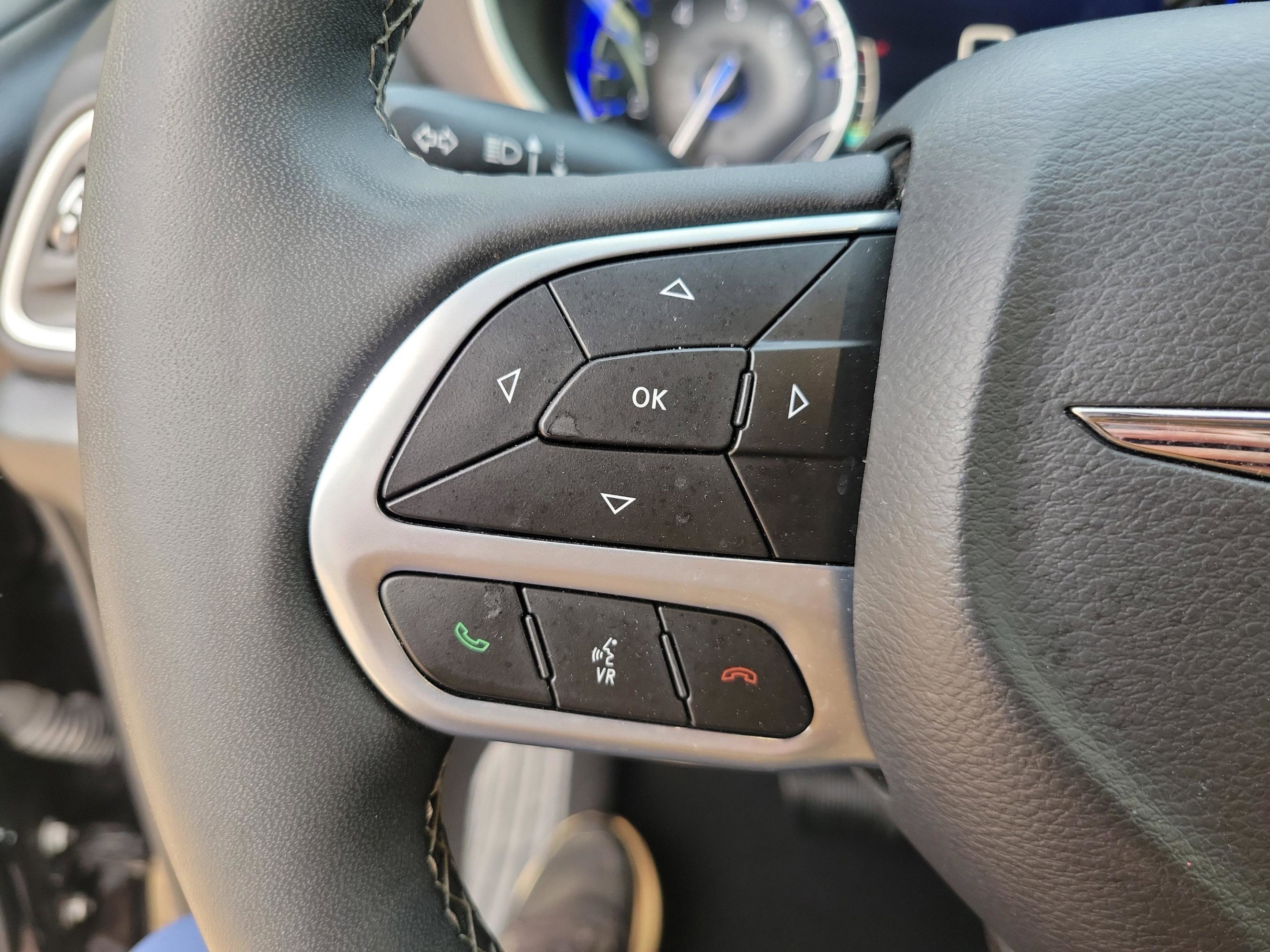 Used 2025 Diamond Black Crystal Pearlcoat Chrysler Select image 28