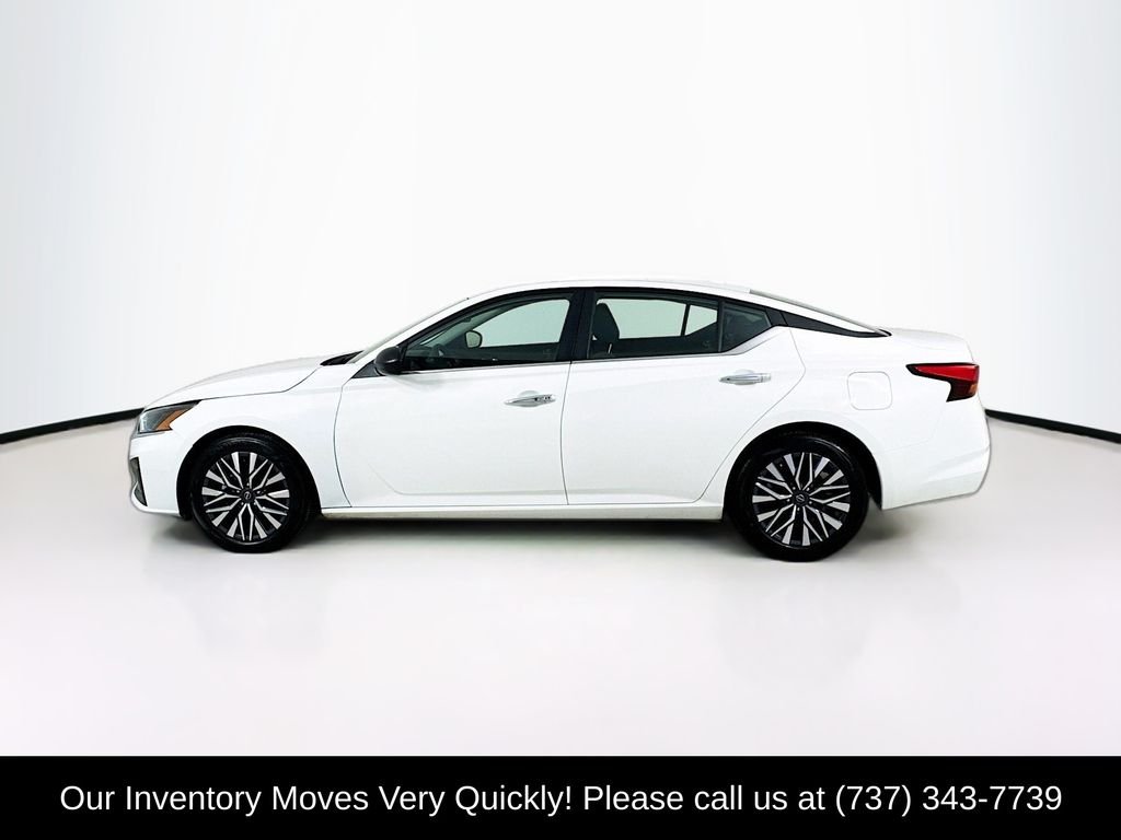 Used 2025 Glacier White Nissan 2.5 SV image 4
