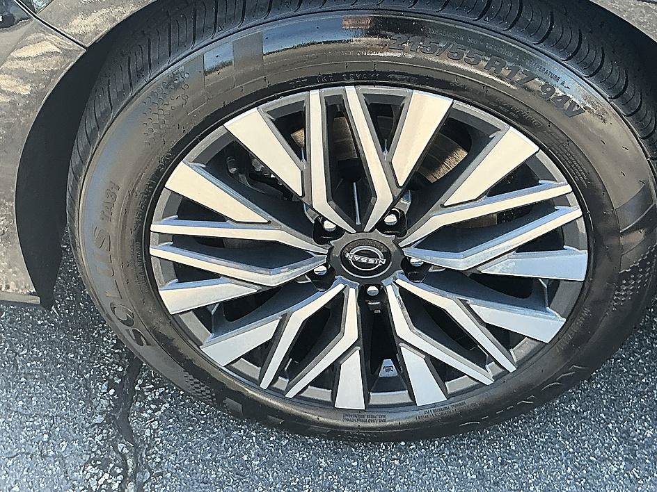 Used 2024 Super Black Nissan 2.5 SV image 8