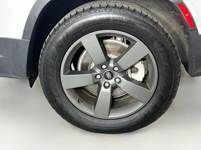 Certified Used 2025 Fuji White Land Rover S image 27