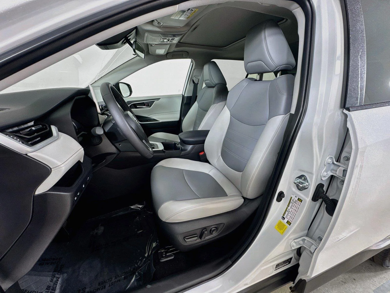 Used 2025 Wind Chill Pearl Toyota XLE Premium image 21