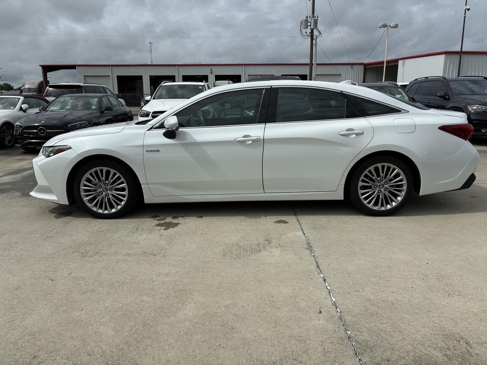 Used 2020 Wind Chill Pearl Toyota Hybrid Limited image 16