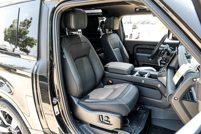New 2026 Santorini Black Metallic Land Rover V8 image 38