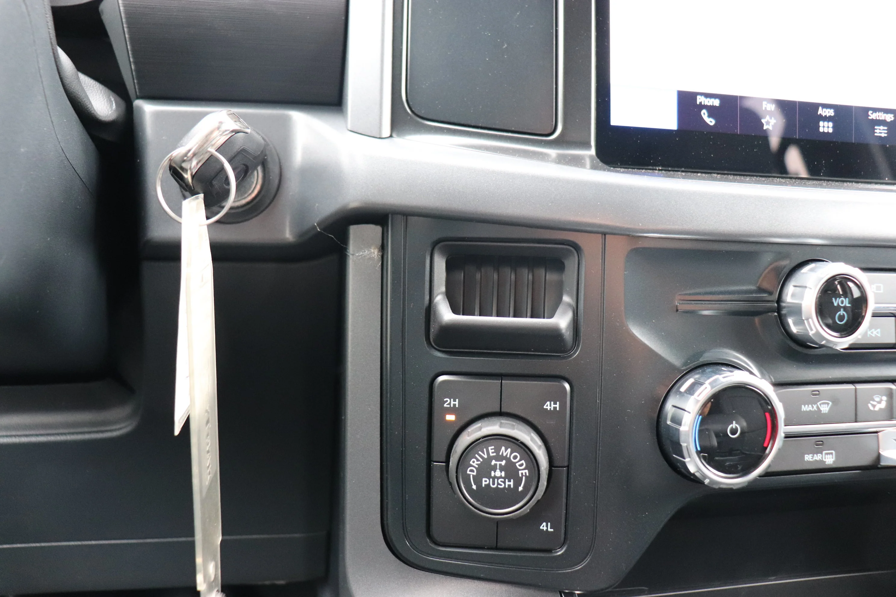 New 2026 AGATE BLACK METALLIC Ford XLT image 16