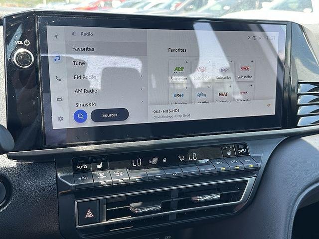 Certified Used 2025 WIND CHILL PEARL Toyota  image 29