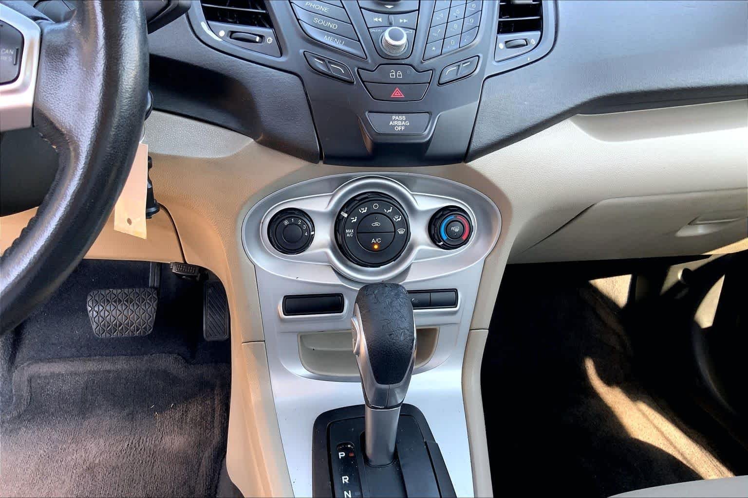 Used 2014 Ingot Silver Metallic Ford SE image 28