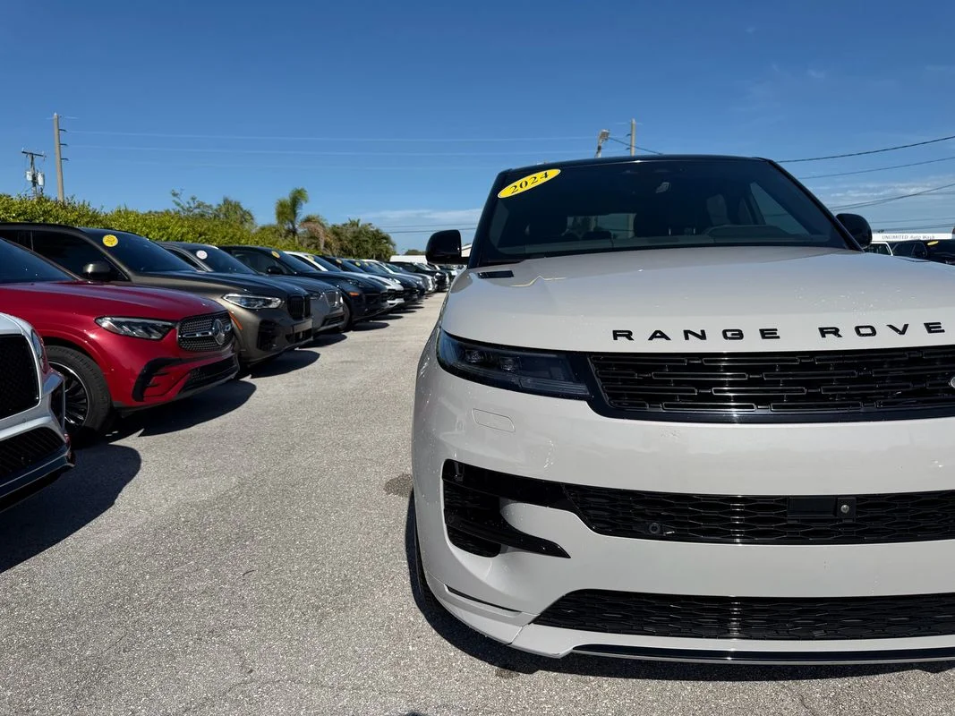 Used 2024  Land Rover Dynamic SE image 3