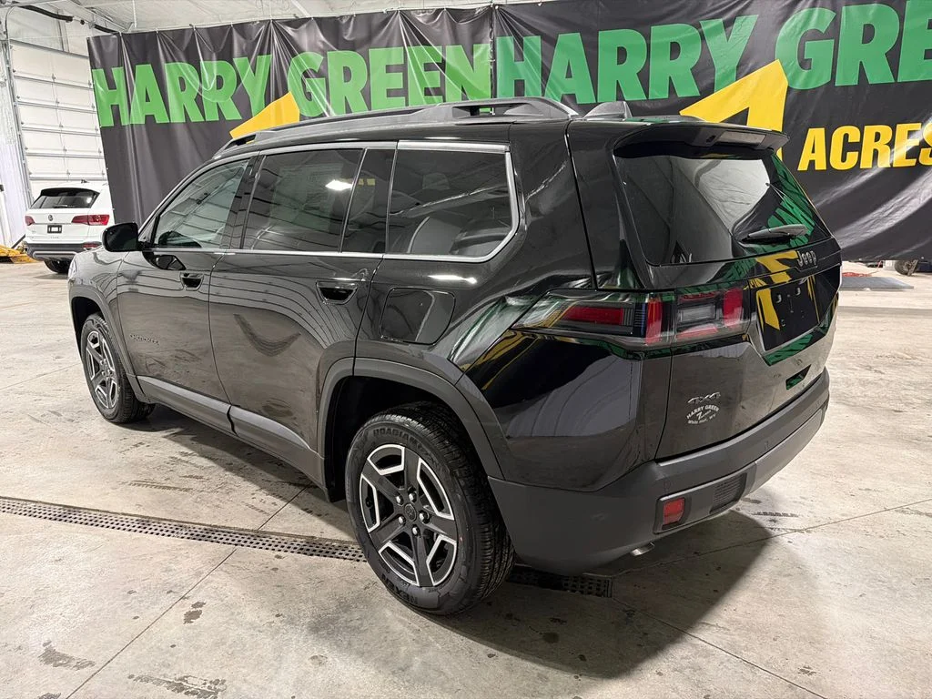 New 2026 Diamond Black Crystal Pearl-Coat Exterior Paint Jeep Limited image 5