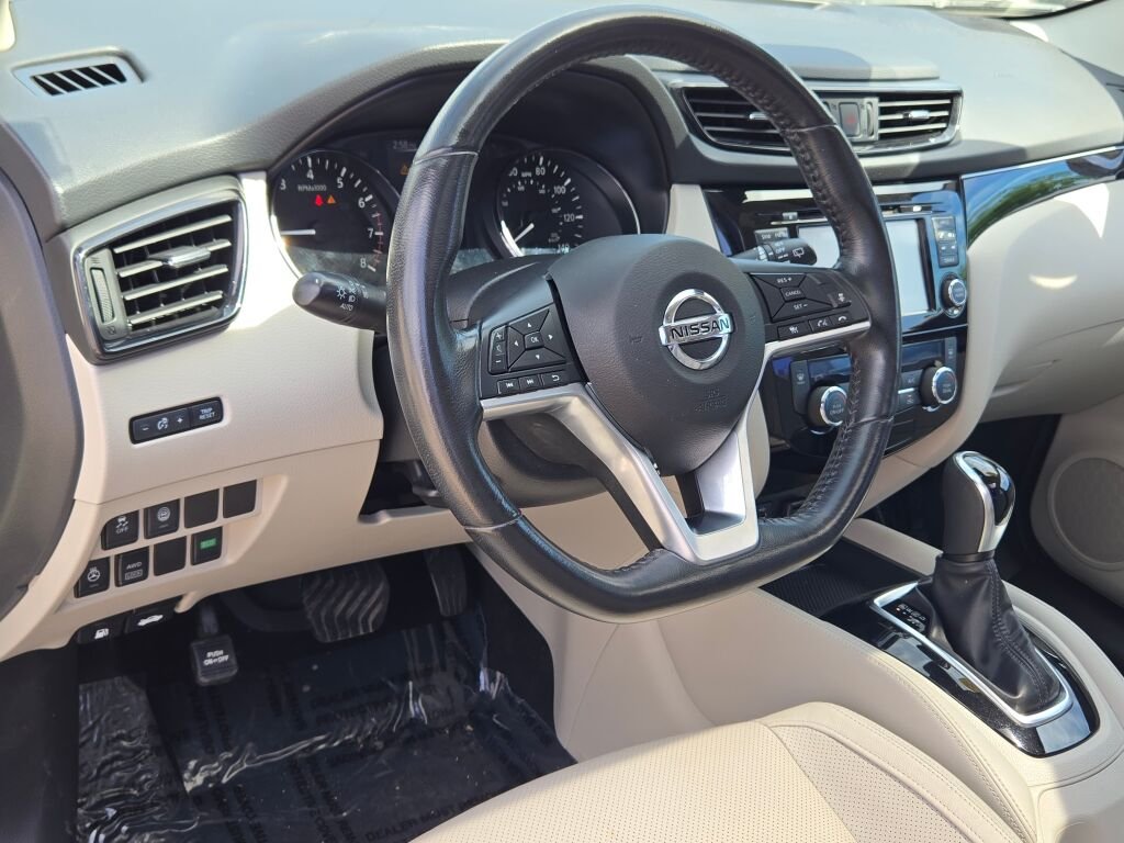 Used 2018 Silver Nissan SL image 20