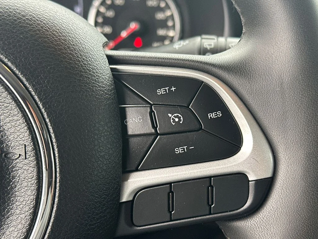 Used 2019 White Jeep Latitude image 25