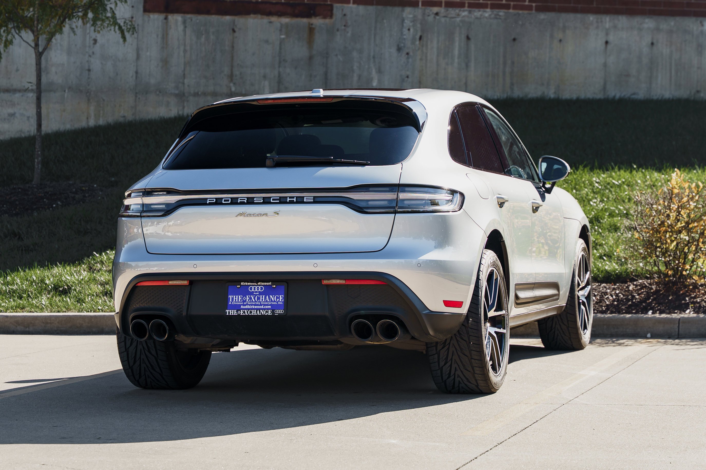 2022 Porsche Macan S photo 2