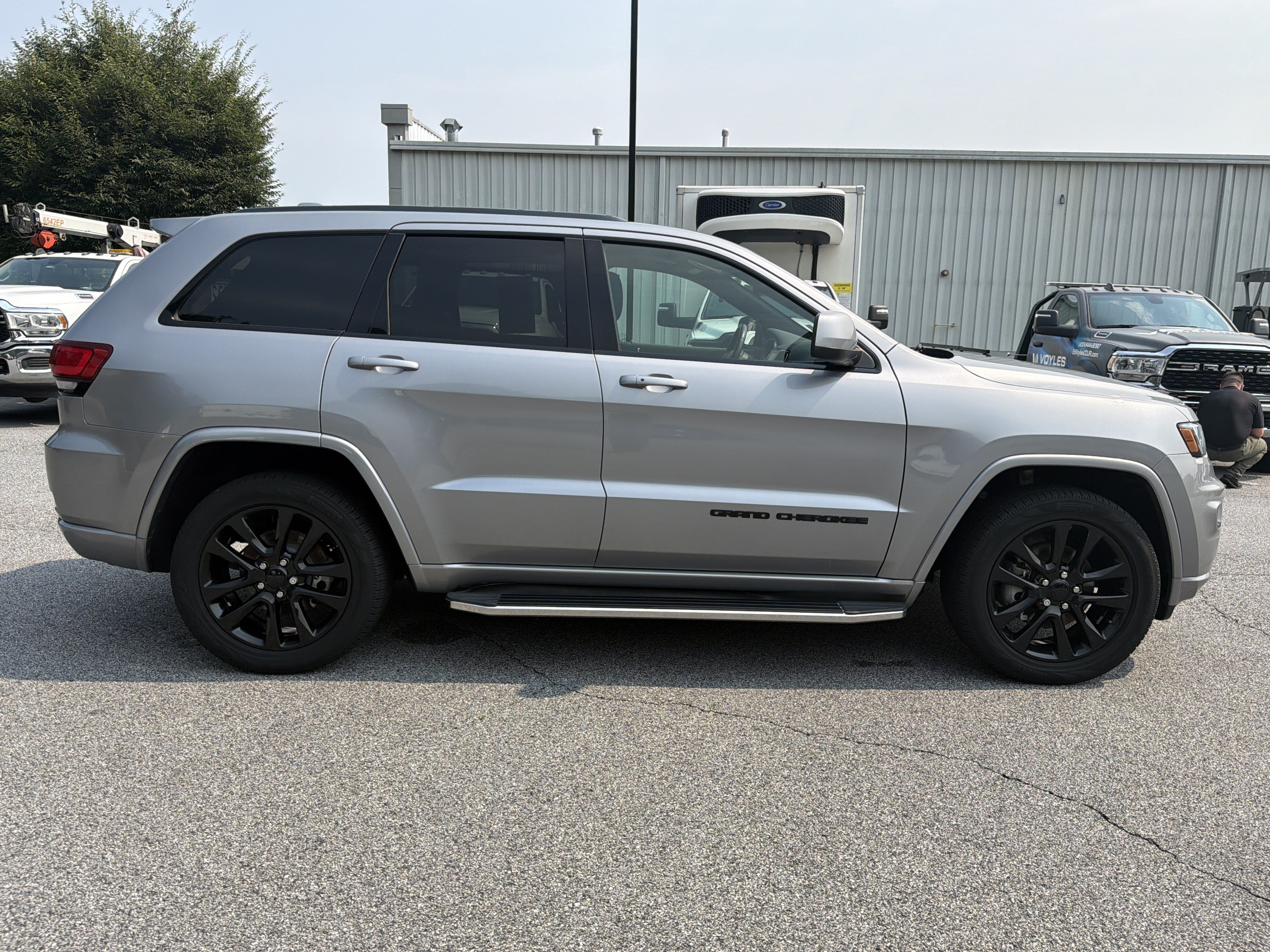 Used 2020 Billet Silver Metallic Clearcoat Jeep Altitude image 9