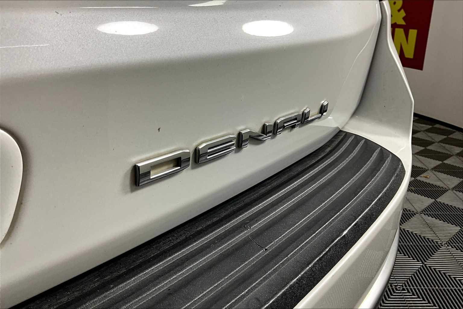 Used 2022 White Frost Tricoat GMC Denali image 10