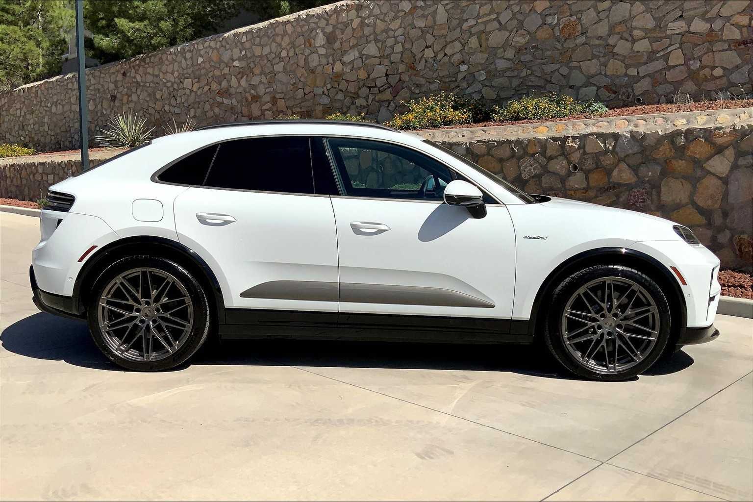 2025 Porsche Macan Turbo Electric - Photo 8