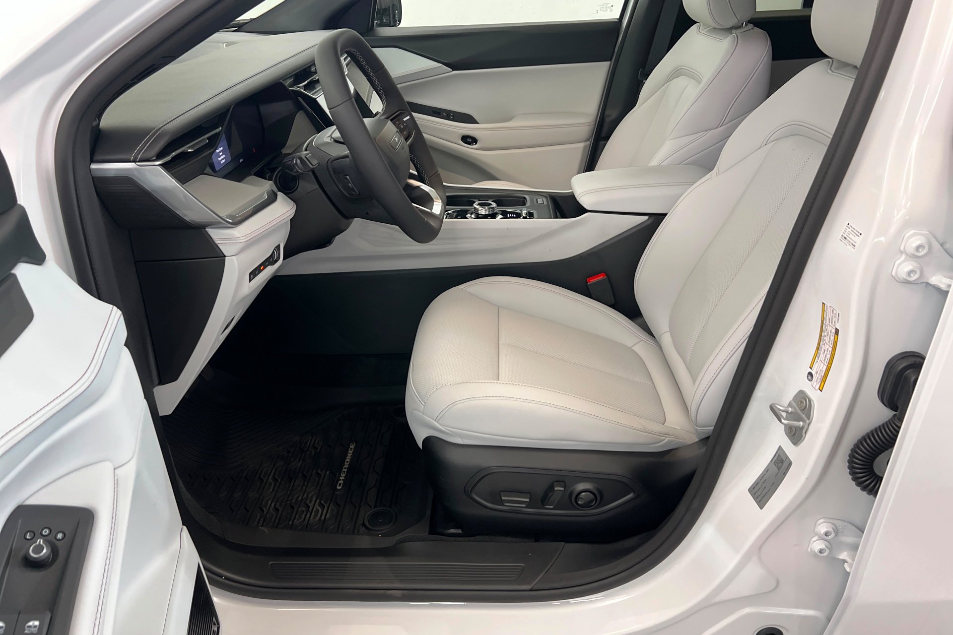 New 2026 Bright White Clear-Coat Exterior Paint Jeep Limited image 18