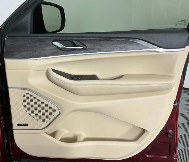 Used 2021 Velvet Jeep Limited image 25