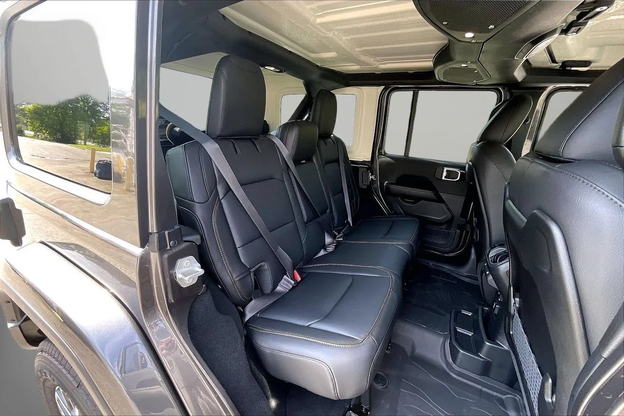 New 2026 Granite Crystal Metallic Clear-Coat Exterior Paint Jeep Sahara image 20
