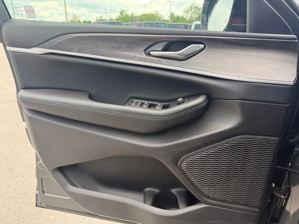 New 2026 Baltic Gray Metallic Clear-Coat Exterior Paint Jeep Laredo Altitude image 24