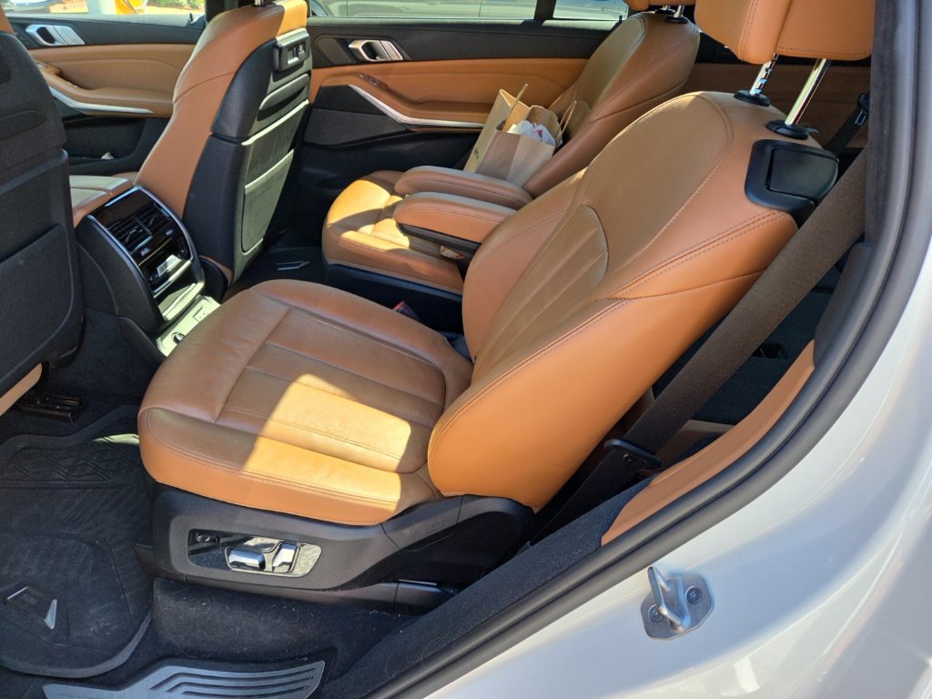 Used 2021 Alpine White BMW xDrive40i image 5