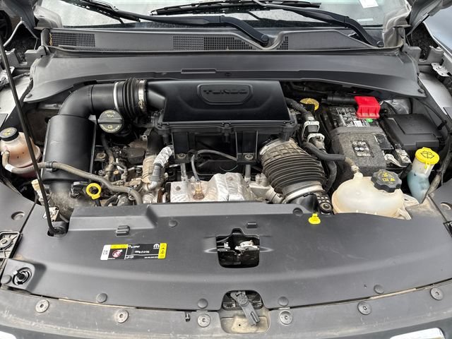 Used 2024 Silver Zynith Metallic Clearcoat Jeep Latitude image 27