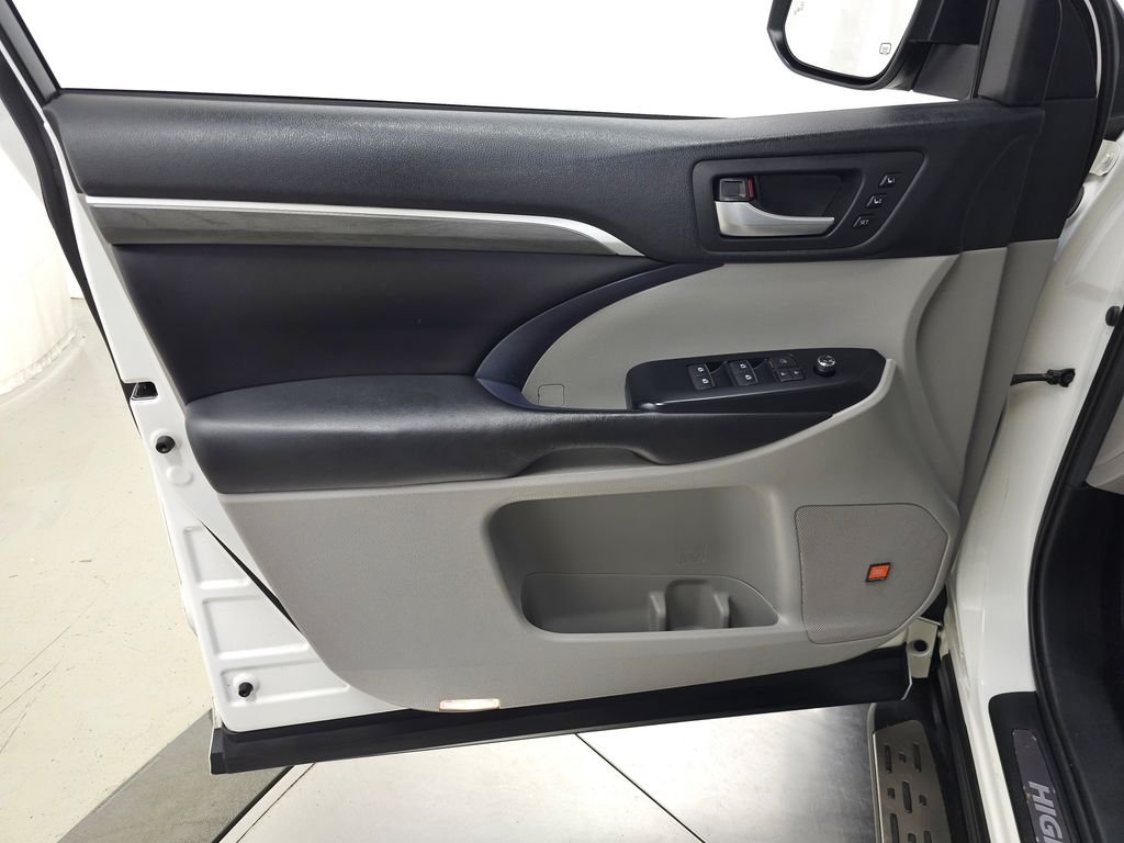 Used 2019 Blizzard Pearl Toyota Limited Platinum image 13