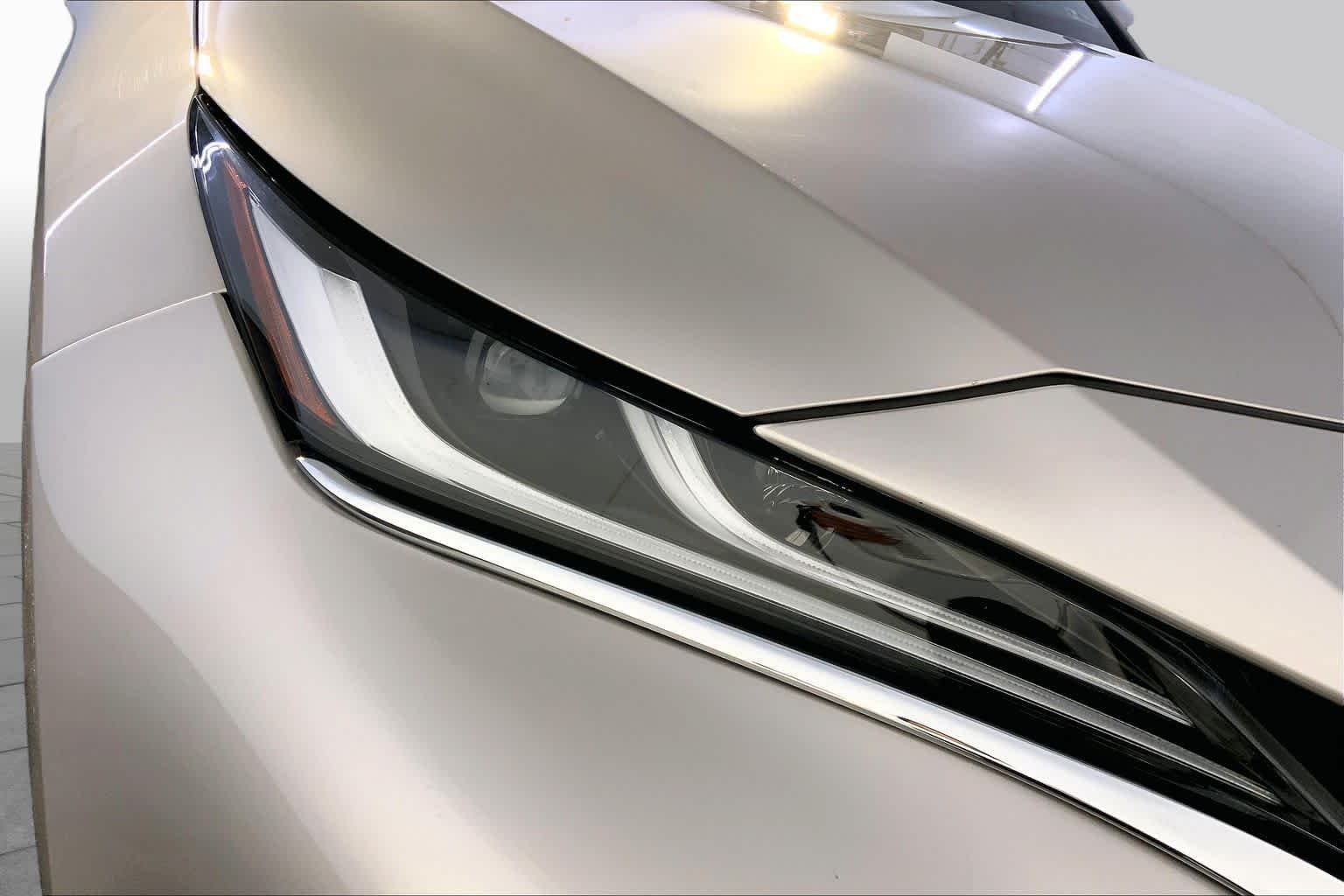 Used 2022 Titanium Glow Toyota XLE image 27
